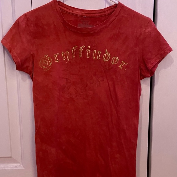 Universal Tops - Gryffindor Red T Shirt Size Medium Universal Orlando